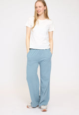 Julia ist 1,78 und trägt Größe S