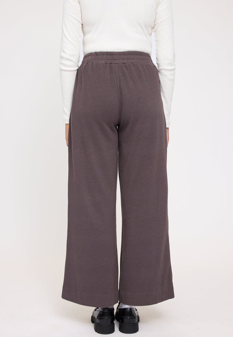 Angelique ist 1,75 und trägt Größe S