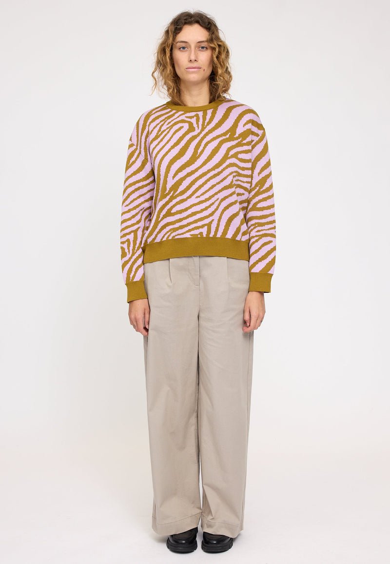 Angelique ist 1,75 und trägt Größe S