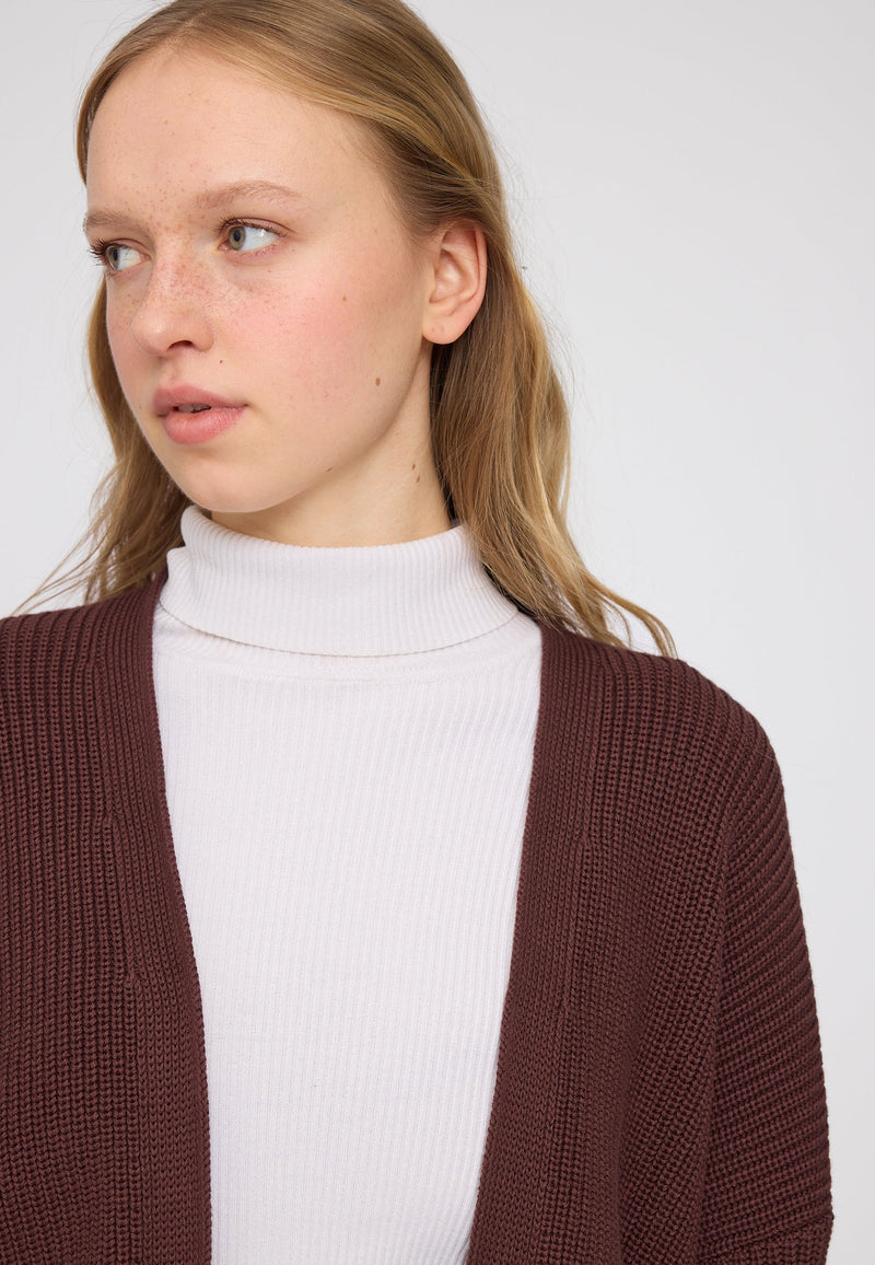 Julia ist 1,78 und trägt Größe S