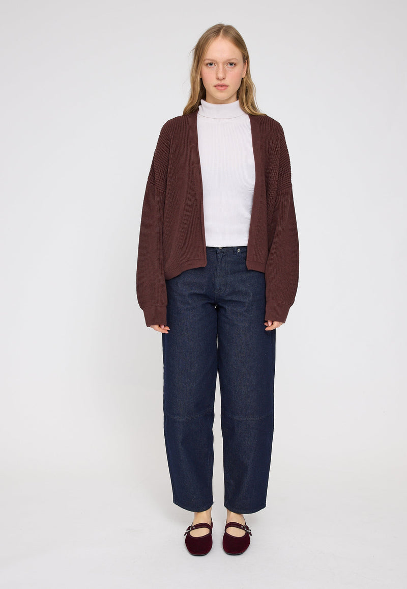 Julia ist 1,78 und trägt Größe S